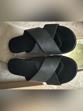 Women's Black Ugg Kari sandals, size 7.5, EUC